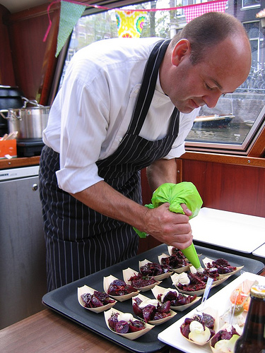 chefkok Eric van Veluwen legt de laatste hand aan zijn culinaire creatie